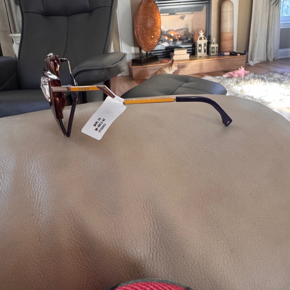 Fendi Cat-Eye Sunglasses with crystal - Picture 4 of 4